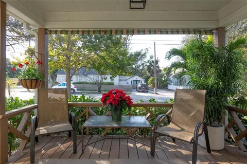 a black and white photo of a living room