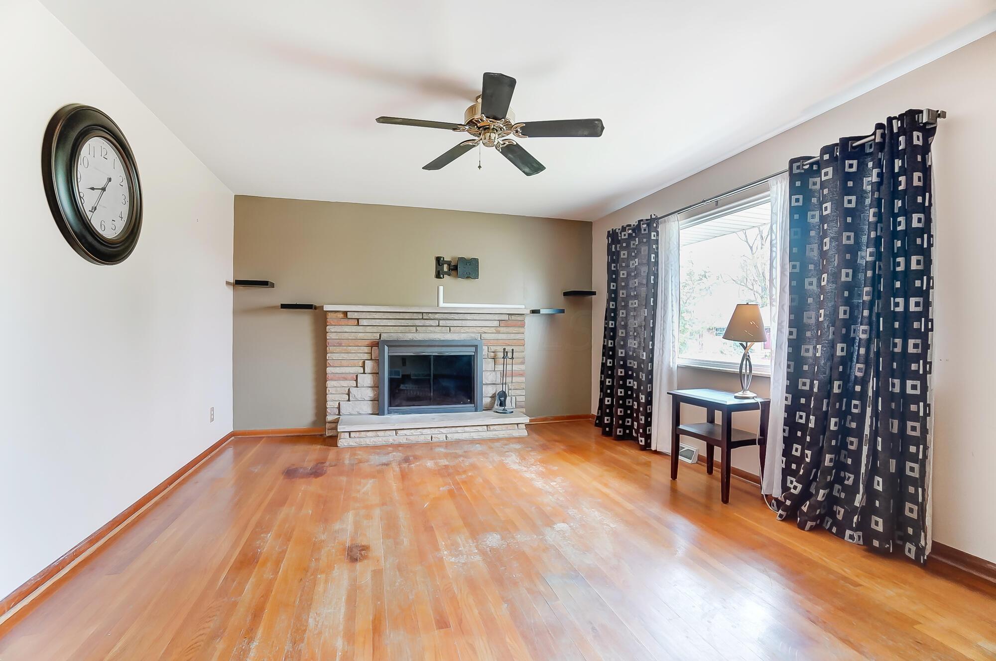 3852 Beulah Road Columbus, OH 43224 - Photo 5 of 44 Living Room