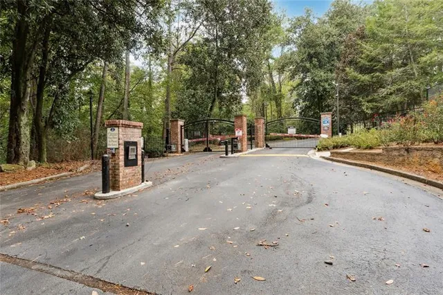 a picture of a book shelf