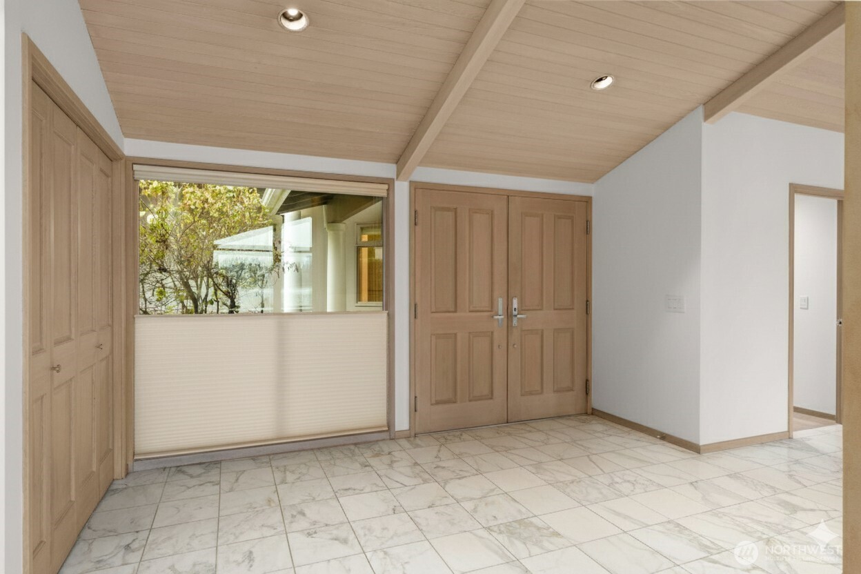 8428 North Mercer Way Mercer Island, WA 98040 - Photo 13 of 40 a view of an empty room with large windows