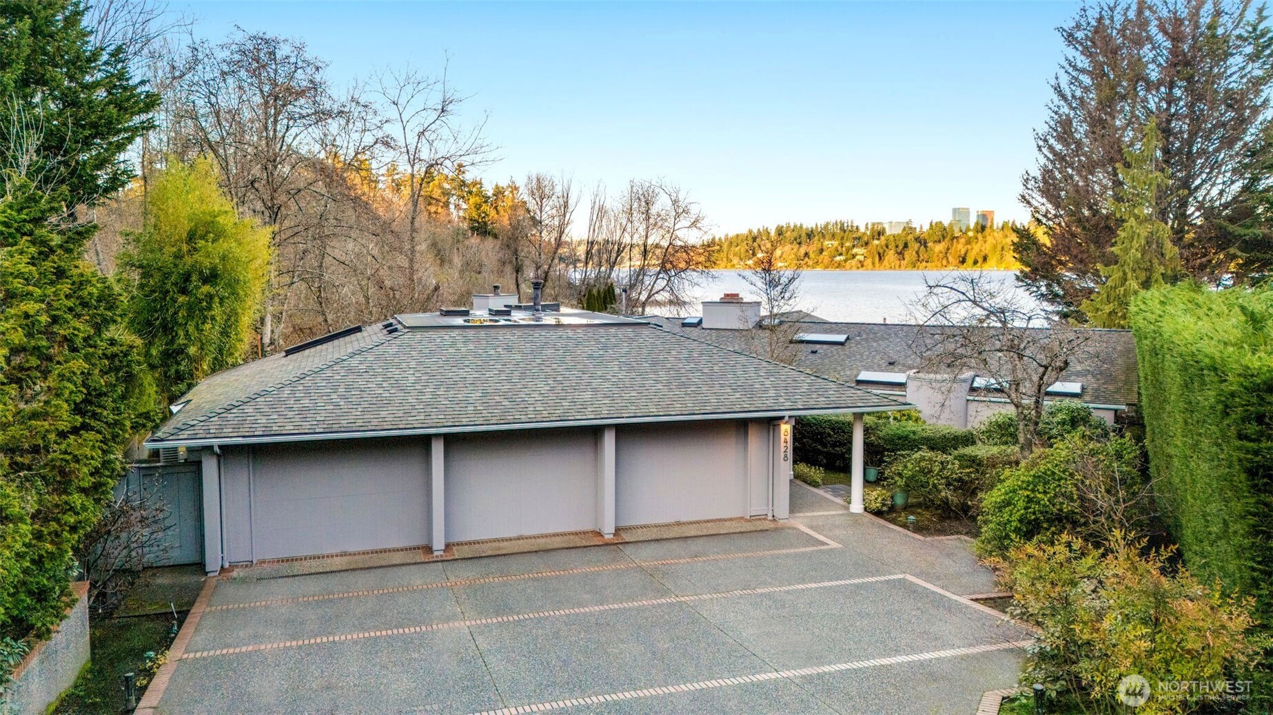 8428 North Mercer Way Mercer Island, WA 98040 - Photo 2 of 40