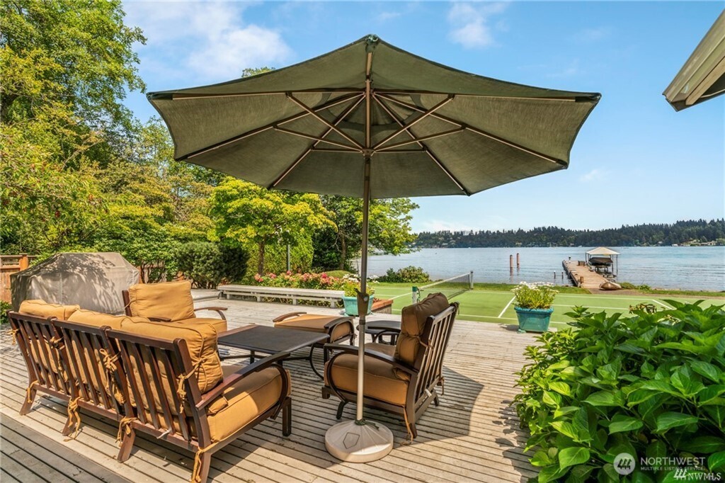 8428 North Mercer Way Mercer Island, WA 98040 - Photo 3 of 40 a patio with a patio table and chairs