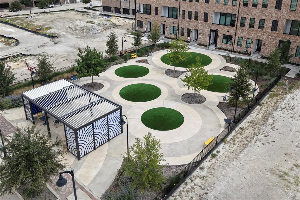 14954 Oak Street Addison, TX 75001 - Photo 12 of 18 a balcony with table and chairs