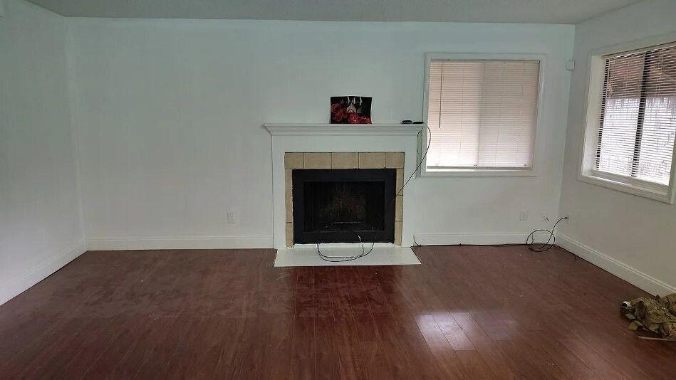 29 Quail Run, Unit B Decatur, GA 30035 - Photo 3 of 16 a living room with a fireplace