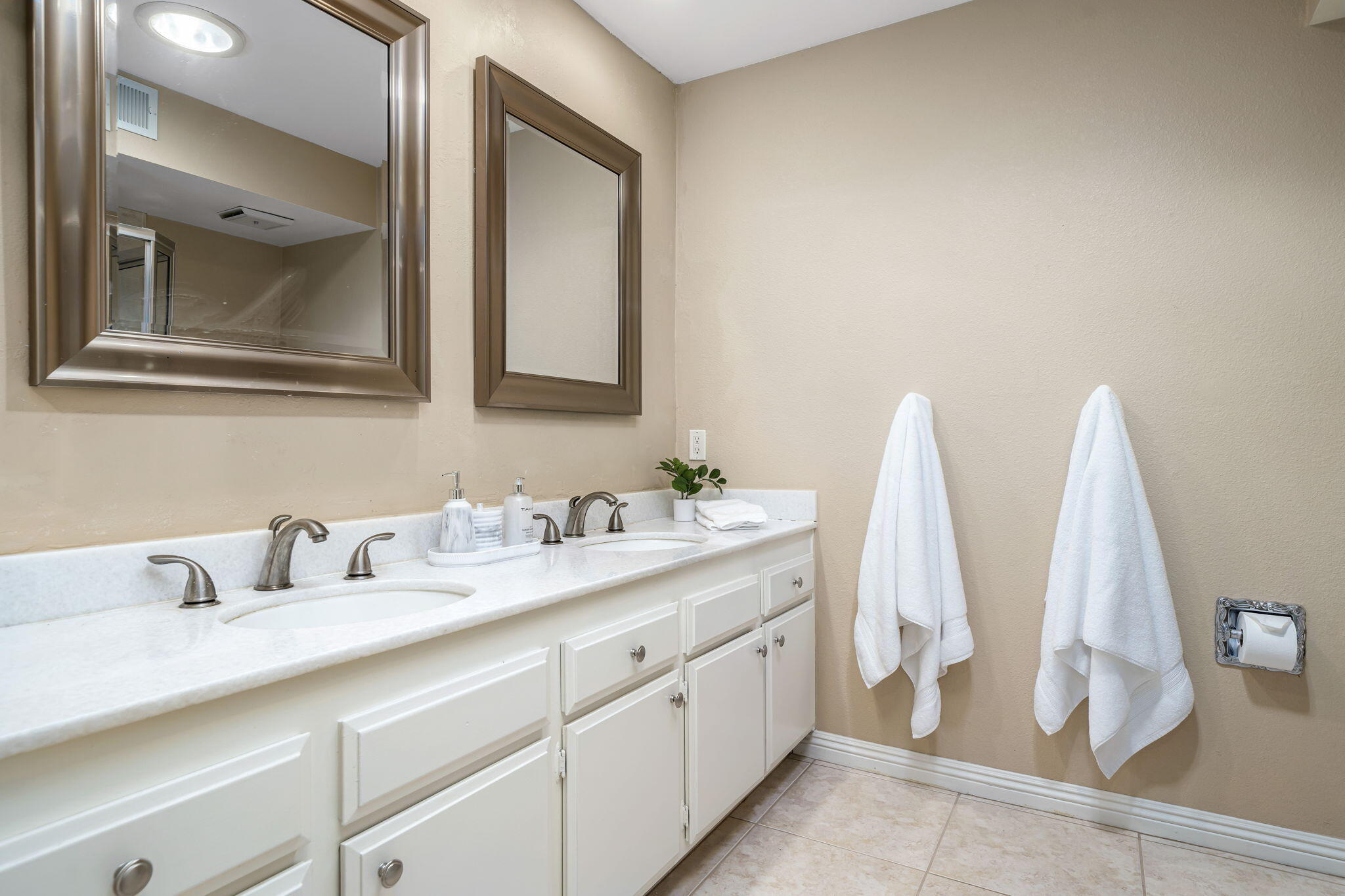 72930 Mesa View Drive Palm Desert, CA 92260 - Photo 28 of 40 a bathroom with double vanity sink and a mirror