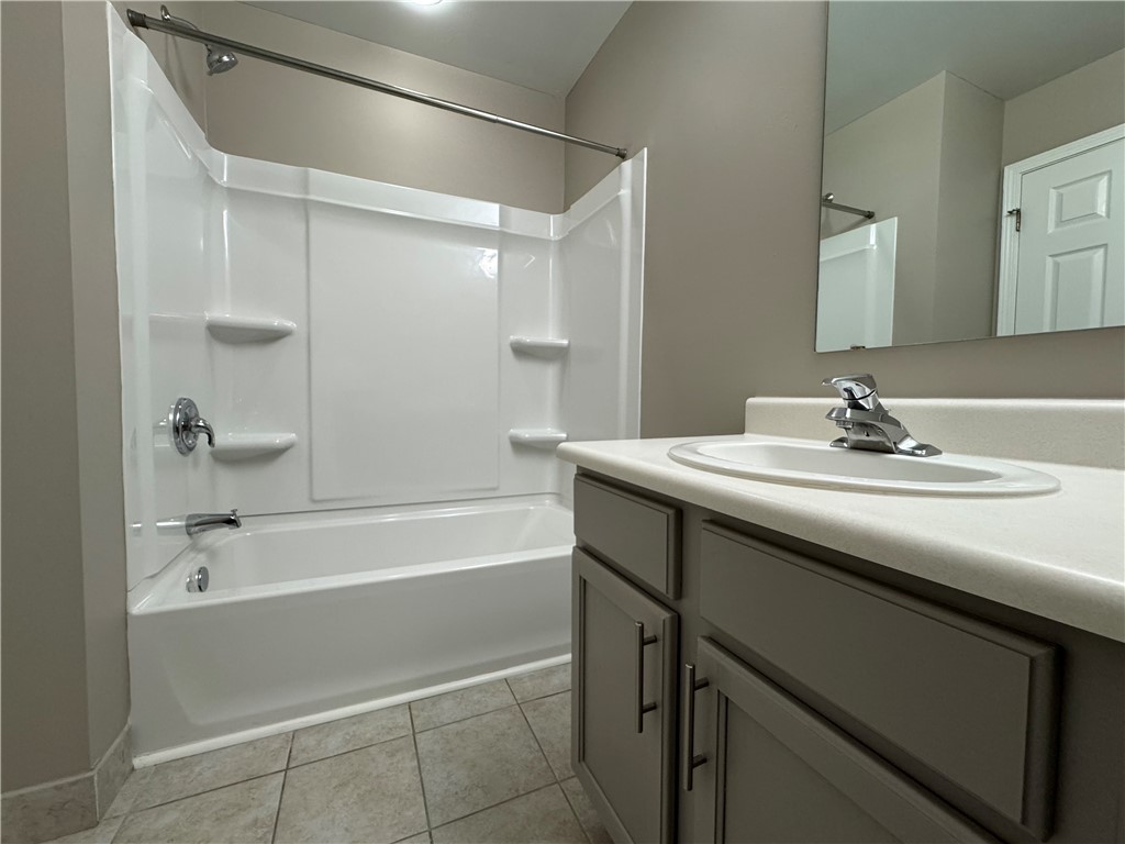 778 Royal Sunset Drive Webster, NY 14580 - Photo 26 of 38 Typical primary full bathroom with shower/tub comb