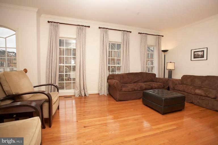 921 Highland Ridge Avenue Gaithersburg, MD 20878 - Photo 13 of 20 Living Room