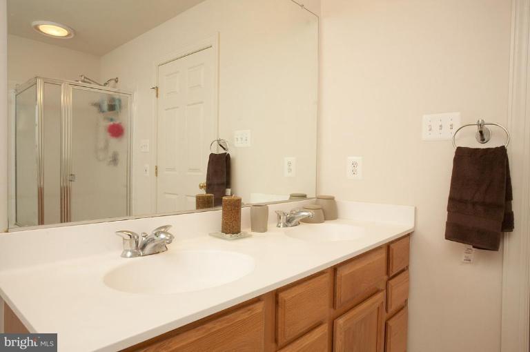 921 Highland Ridge Avenue Gaithersburg, MD 20878 - Photo 18 of 20 Master Bath