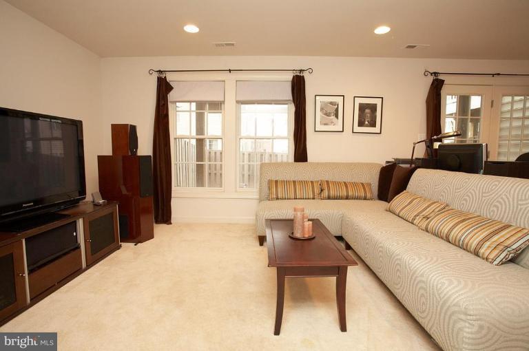 921 Highland Ridge Avenue Gaithersburg, MD 20878 - Photo 6 of 20 Family Room