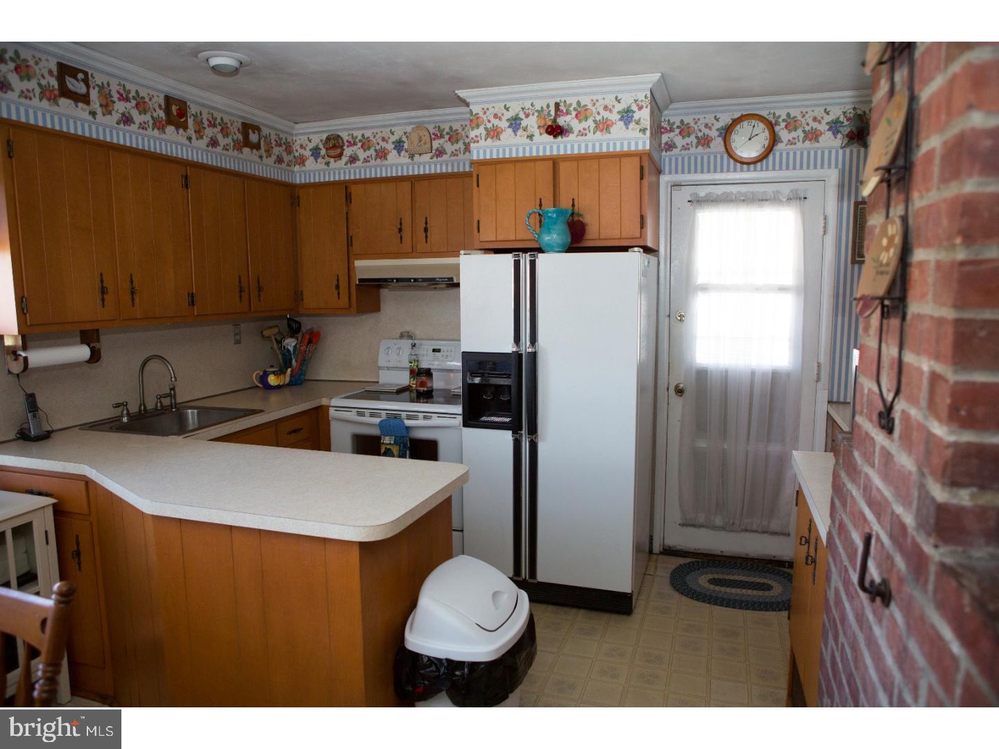12 Gun Road Levittown, PA 19057 - Photo 3 of 23 Kitchen