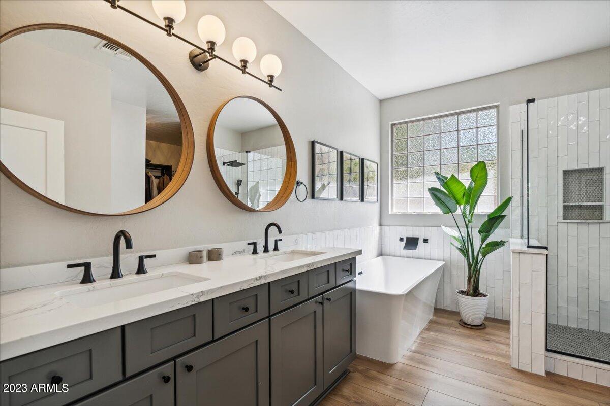 2934 West Carson Road Phoenix, AZ 85041 - Photo 11 of 15 Owner's Bathroom!