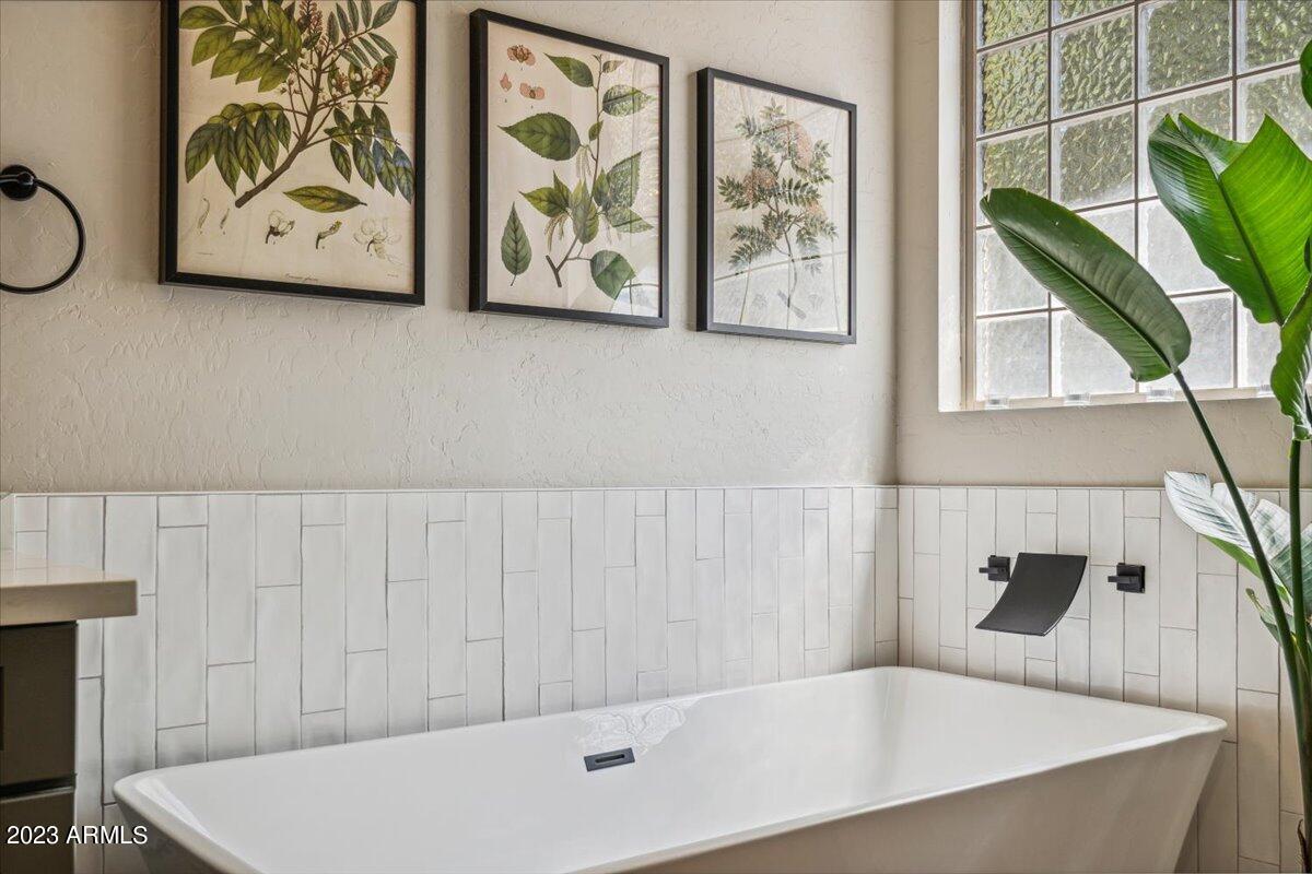 2934 West Carson Road Phoenix, AZ 85041 - Photo 12 of 15 Spa Like Owner's Bathroom!