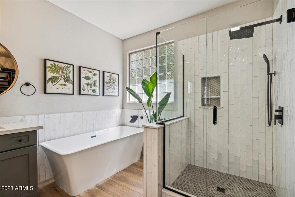 2934 West Carson Road Phoenix, AZ 85041 - Photo 13 of 15 Soaking Tub & Sparkling Shower!