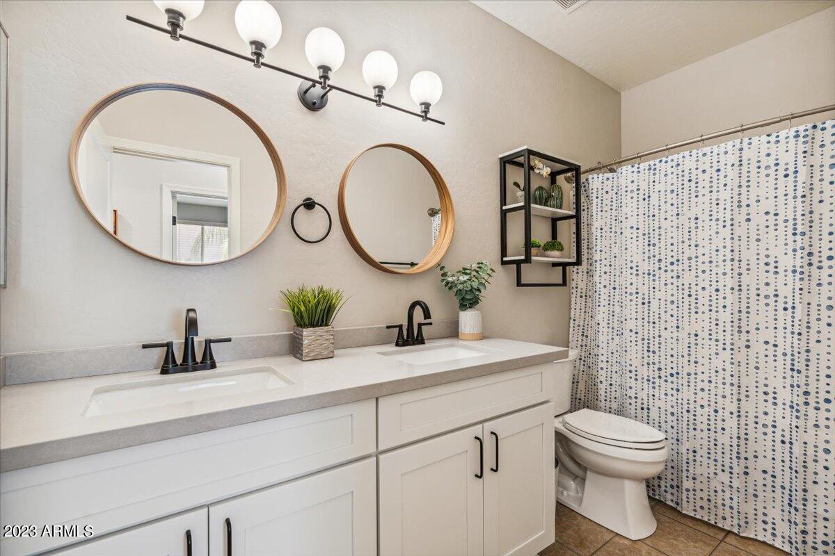 2934 West Carson Road Phoenix, AZ 85041 - Photo 6 of 15 Hall Bathroom!