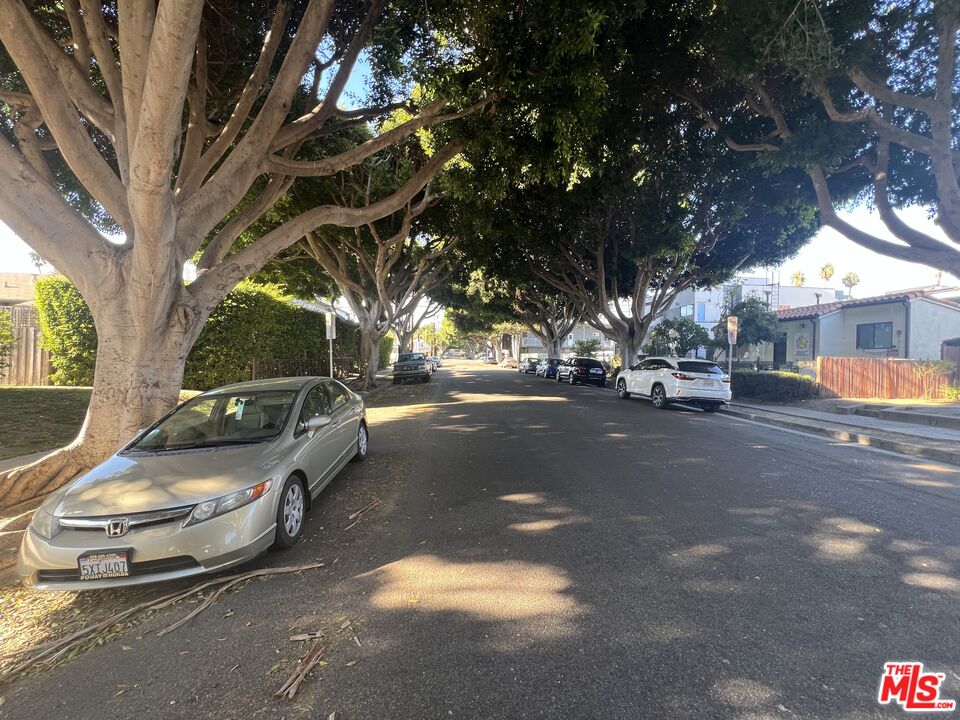 1430 Franklin Street, Unit A Santa Monica, CA 90404 - Photo 4 of 9 a view of a street