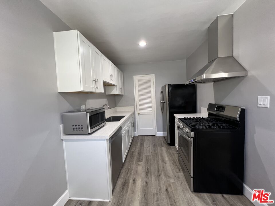1430 Franklin Street, Unit A Santa Monica, CA 90404 - Photo 6 of 9 a kitchen with a sink a stove and refrigerator