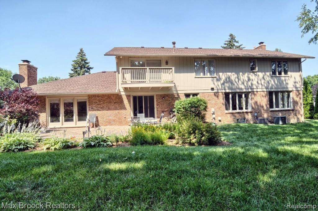 4147 Stoneleigh Road Bloomfield Hills, MI 48302 - Photo 32 of 33 Rear.jpg