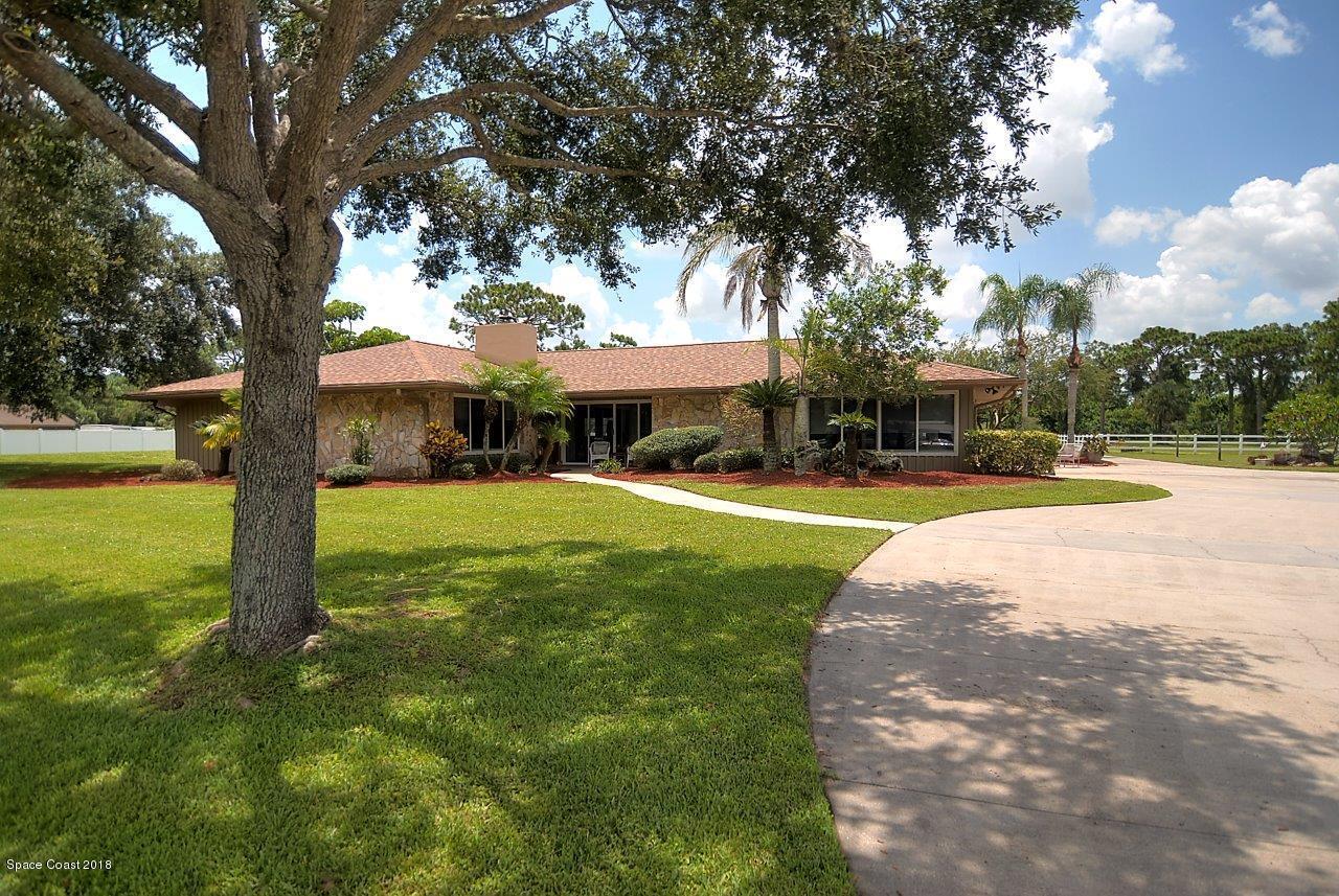 4107 Pinewood Road Melbourne, FL 32934 - Photo 1 of 32 a view of a yard with a fountain