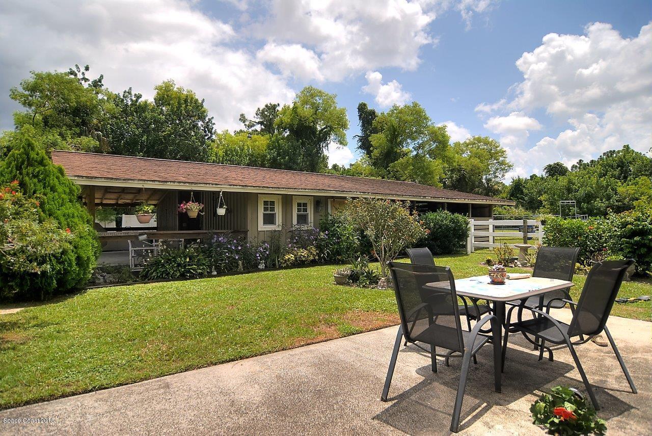 4107 Pinewood Road Melbourne, FL 32934 - Photo 13 of 32 a view of a house with backyard and a sitting area