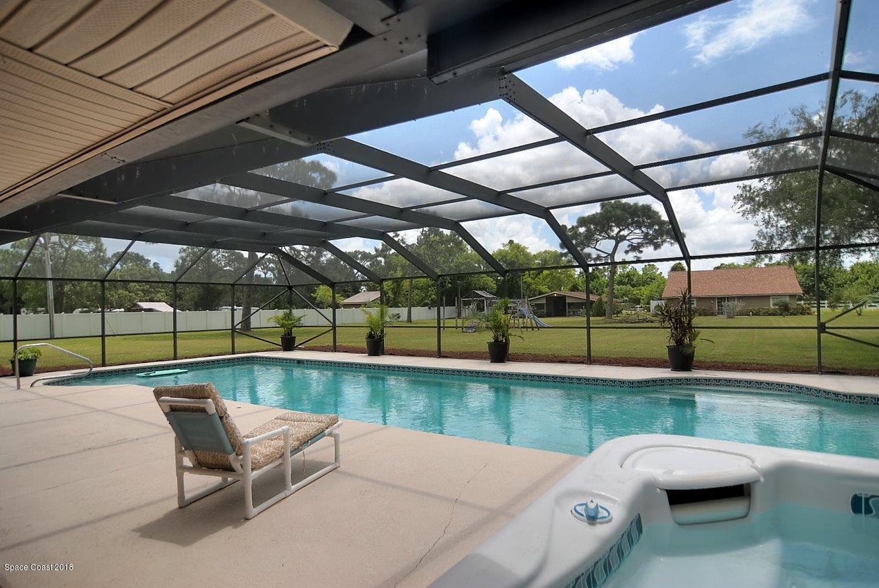 4107 Pinewood Road Melbourne, FL 32934 - Photo 8 of 32 a patio with water table and chairs