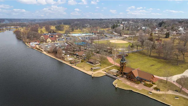 $499,990 | 262 Charlestowne Lakes Drive, St. Charles, IL 60174