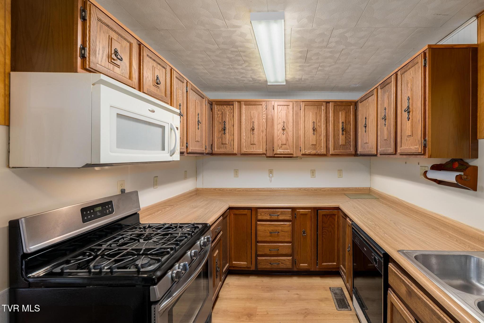 10590 Oak Grove Road Bristol, VA 24202 - Photo 8 of 42 10590 Oak Grove Rd (58 of 78)