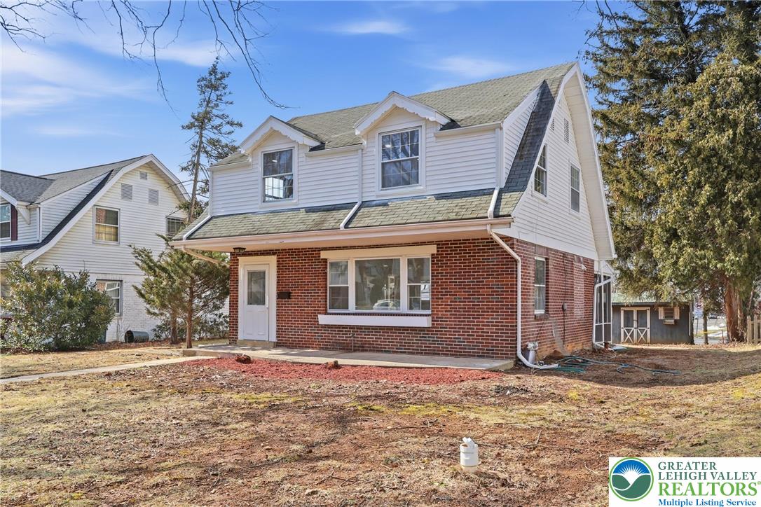 935 Buttonwood Street Emmaus, PA 18049 - Photo 2 of 34