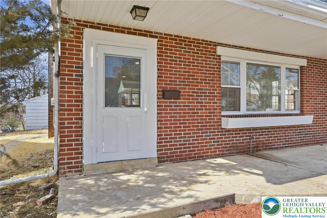 935 Buttonwood Street Emmaus, PA 18049 - Photo 3 of 34