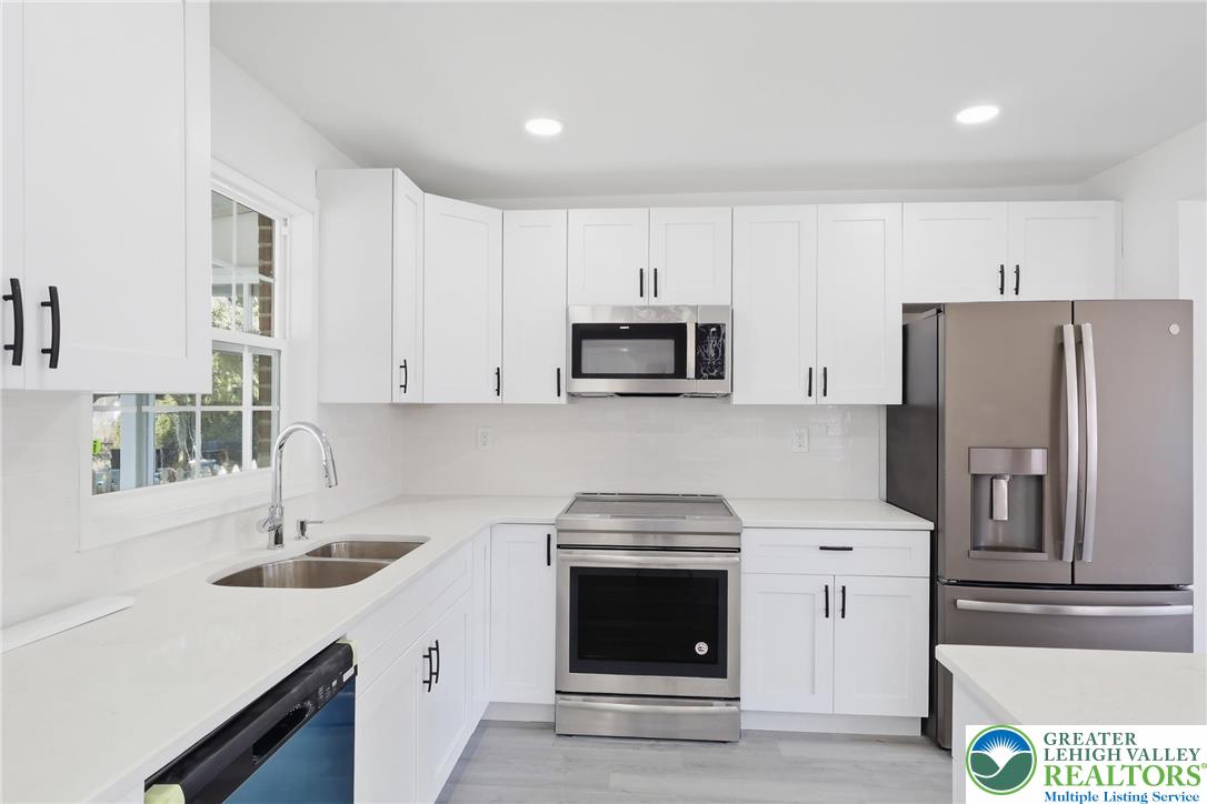 935 Buttonwood Street Emmaus, PA 18049 - Photo 8 of 34