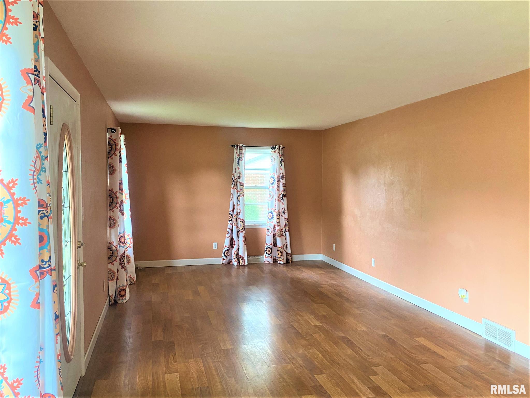 405 Jackson Street Washington, IL 61571 - Photo 3 of 29 Gallery Image 3