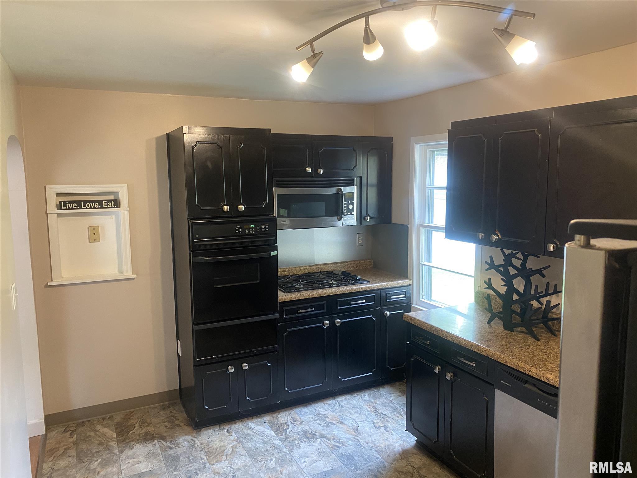 405 Jackson Street Washington, IL 61571 - Photo 7 of 29 Gallery Image 7