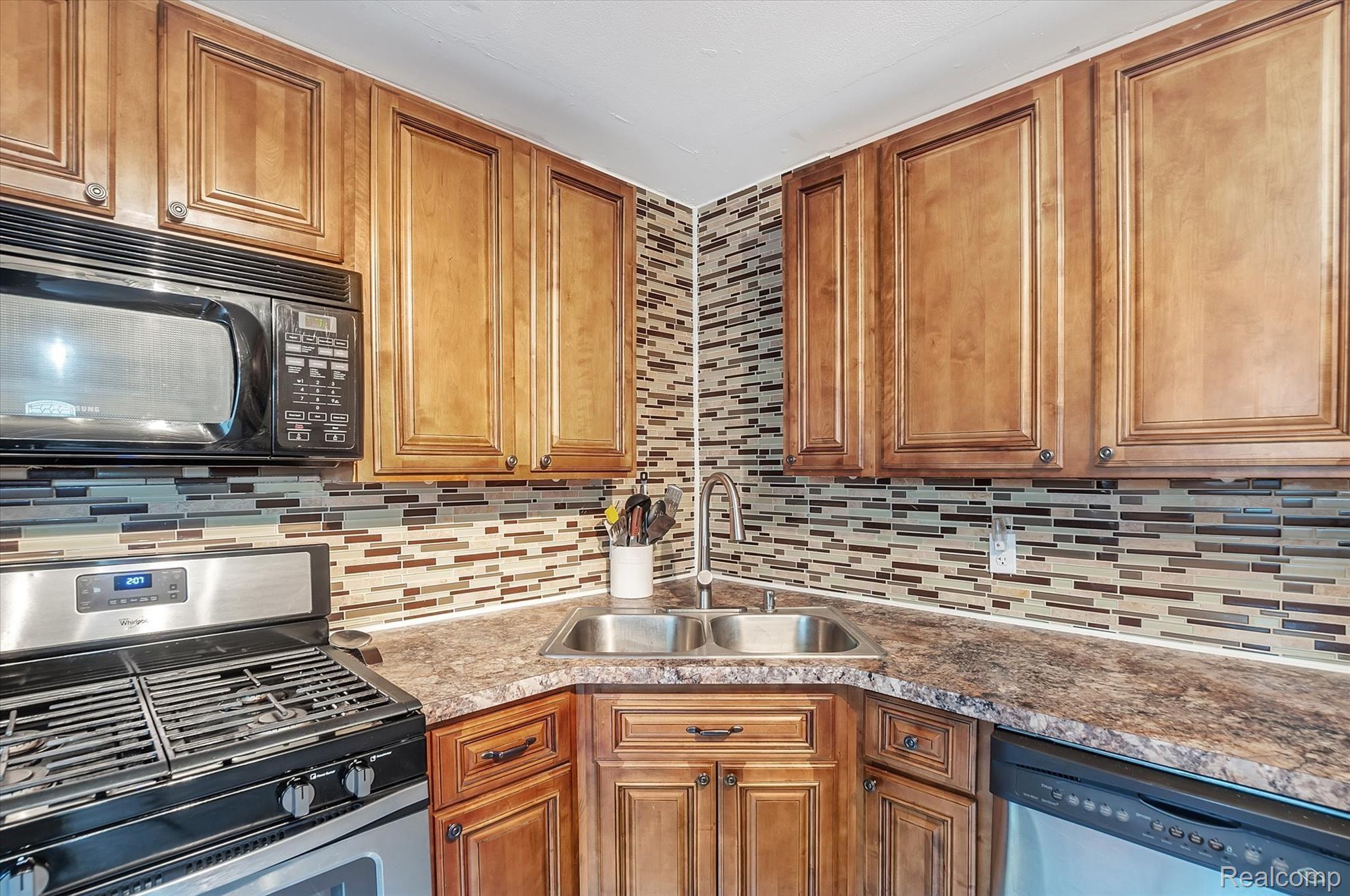 9325 Old Lee Road Brighton, MI 48116 - Photo 8 of 22 13-9325 Old Lee Rd-windowstill-realestate-photography-13.jpg