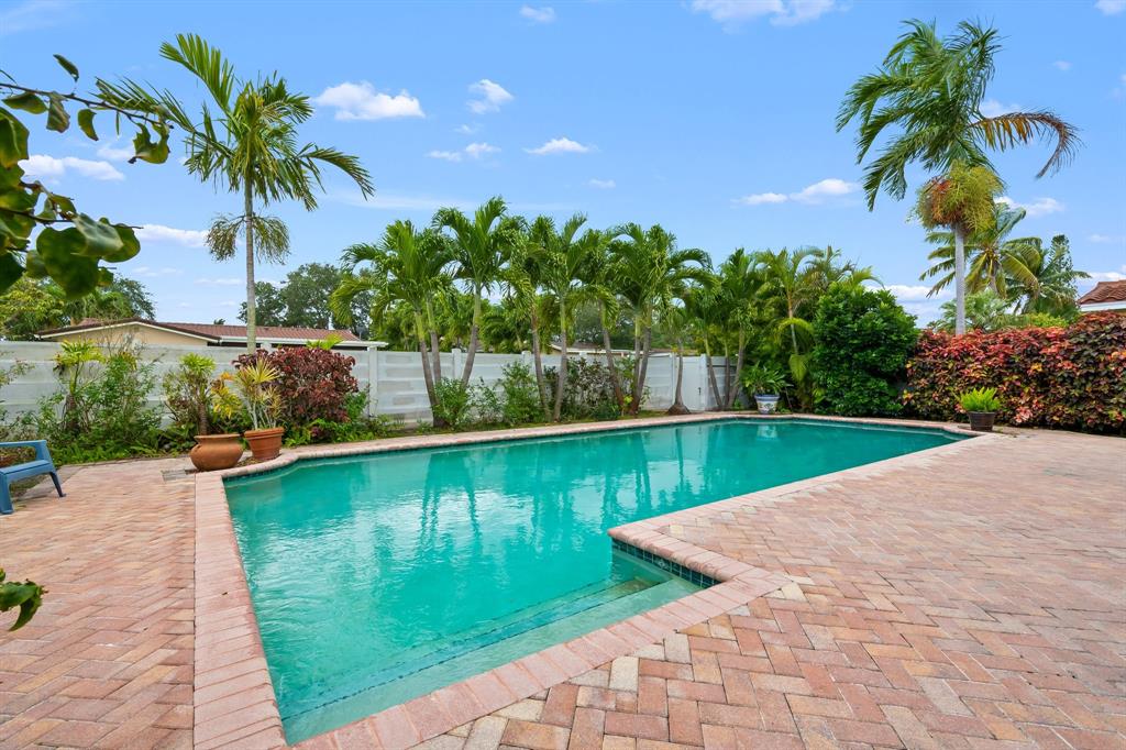 4700 Grant Street Hollywood, FL 33021 - Photo 27 of 32 a view of a backyard