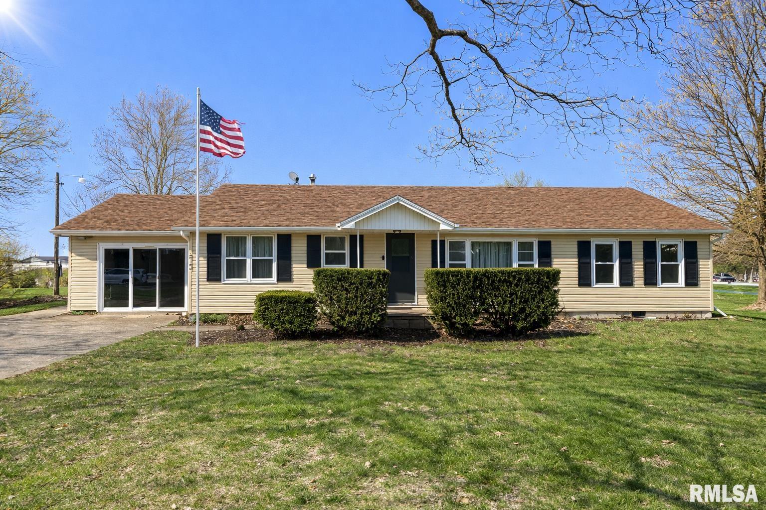 12144 North 1050th Road Macomb, IL 61455 - Photo 2 of 4