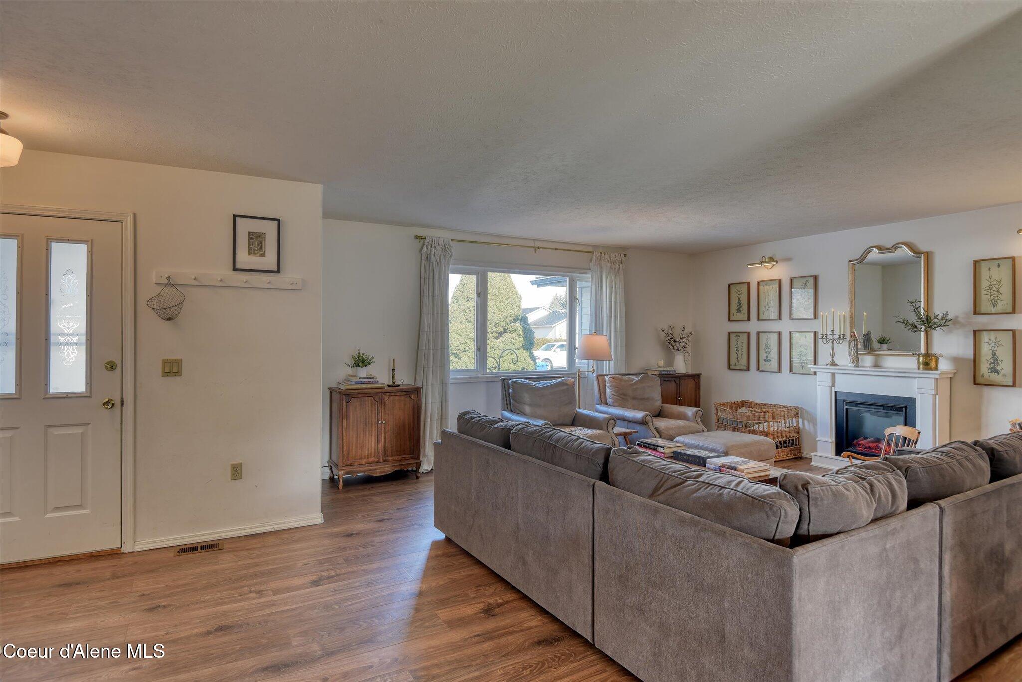 654 Maple Place Hayden, ID 83835 - Photo 6 of 36 5 Living Room 5