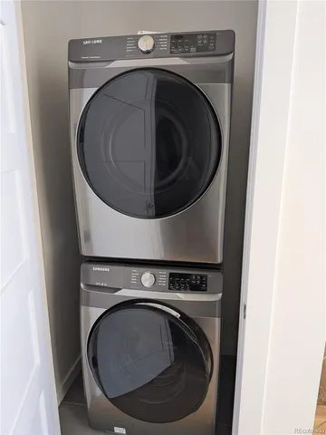 a close up view of a washer and dryer
