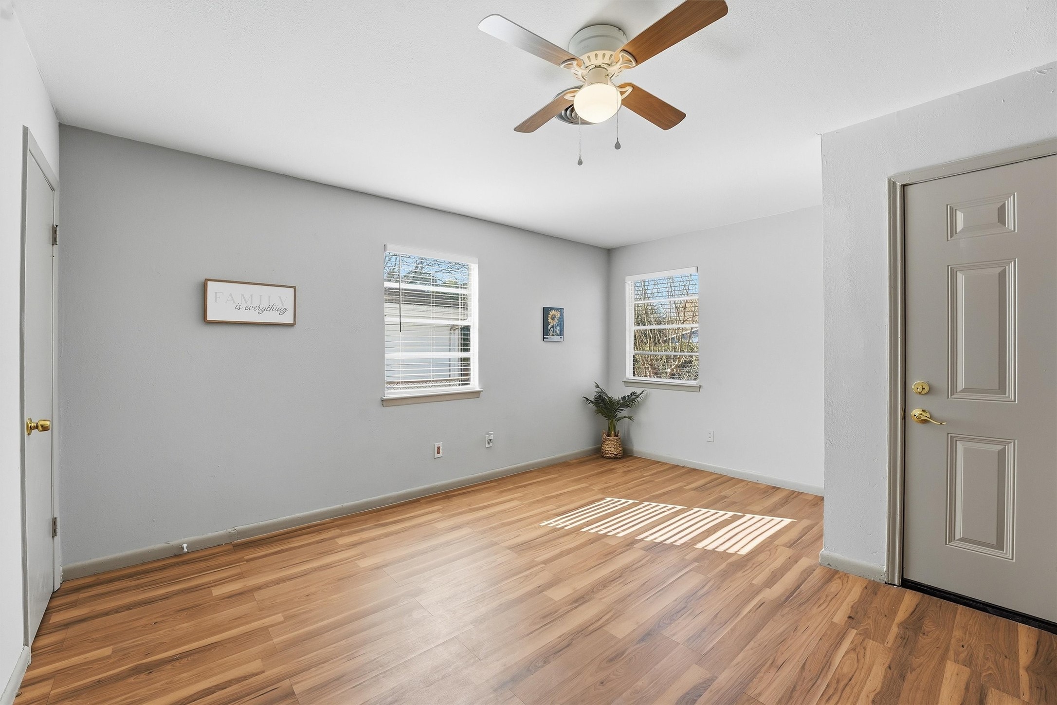 13915 Nitida Street Houston, TX 77045 - Photo 4 of 32