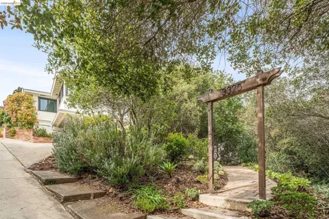 $1,399,000 | 3320 Burdeck Drive, Oakland, CA 94602