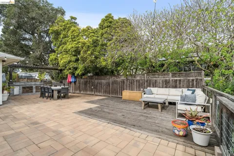 a view of back yard of the house