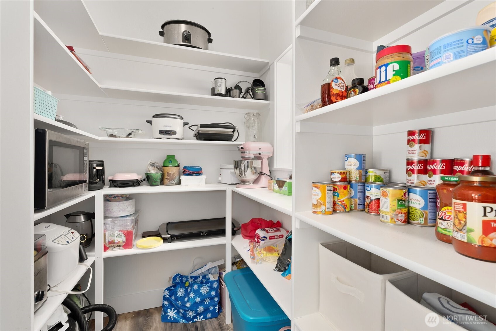 809 Southwest Gertrude Avenue Winlock, WA 98596 - Photo 11 of 40 a room with furniture and a kitchen view