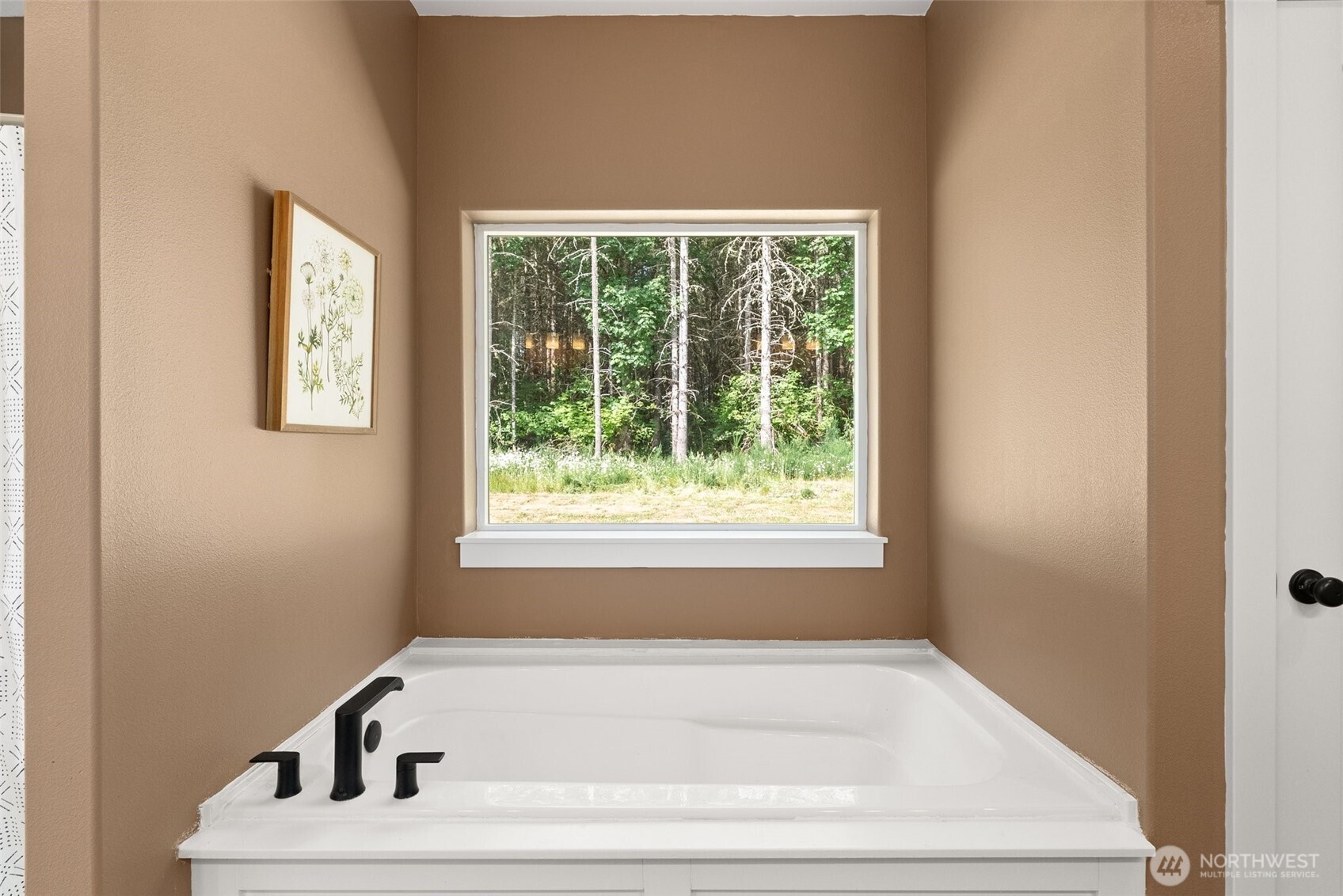 809 Southwest Gertrude Avenue Winlock, WA 98596 - Photo 18 of 40 a bathroom with bathtub and window