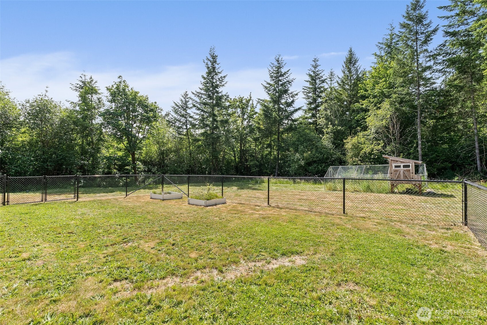 809 Southwest Gertrude Avenue Winlock, WA 98596 - Photo 35 of 40 a swimming pool with lots of tress in the background