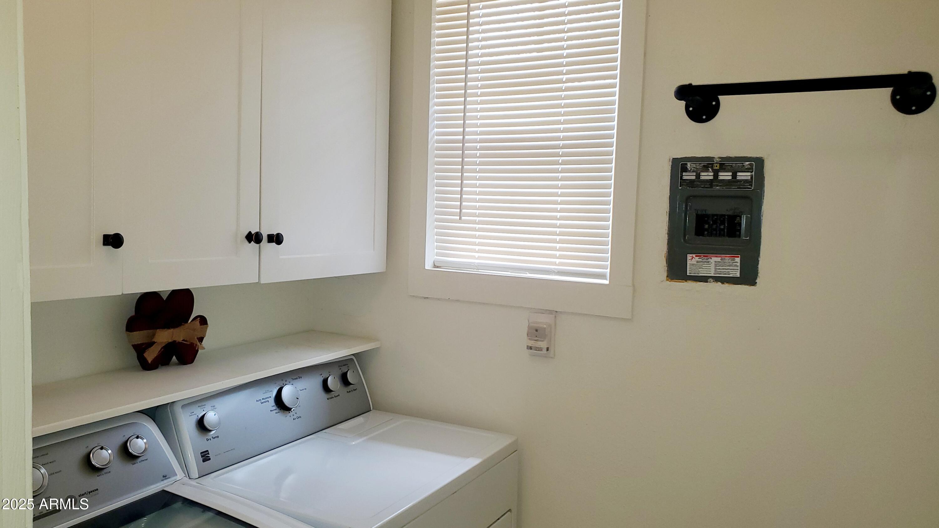 1005 West Purdy Lane Bisbee, AZ 85603 - Photo 15 of 23 a room with a window and a table