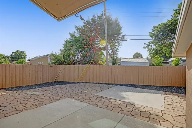 a view of a backyard