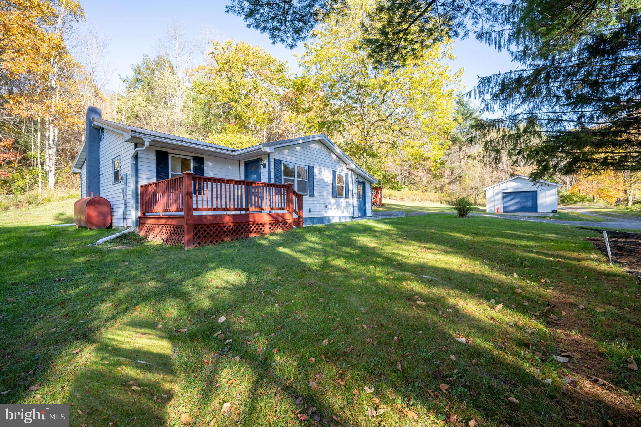 a view of a yard in front of house