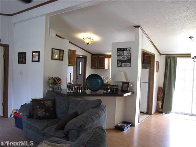 4305 Arnold Road Lexington, NC 27295 - Photo 7 of 14 Living Room.
