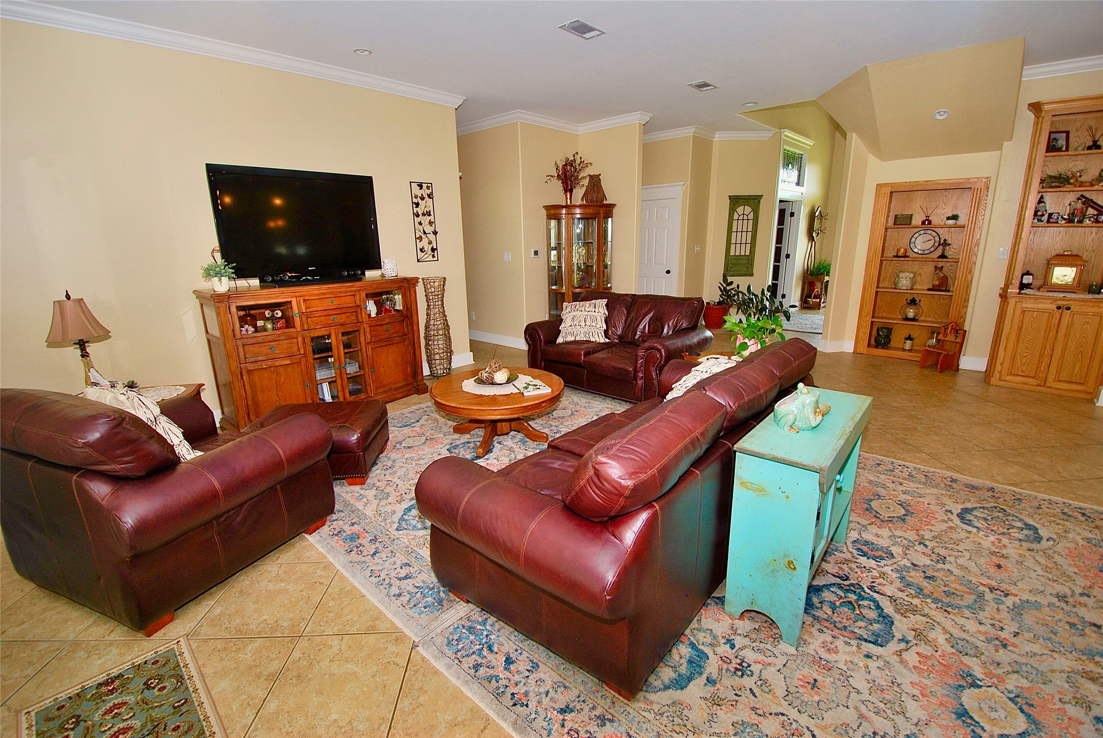 27368 Highway 19 Athens, TX 75752 - Photo 13 of 47 a living room with furniture and a flat screen tv