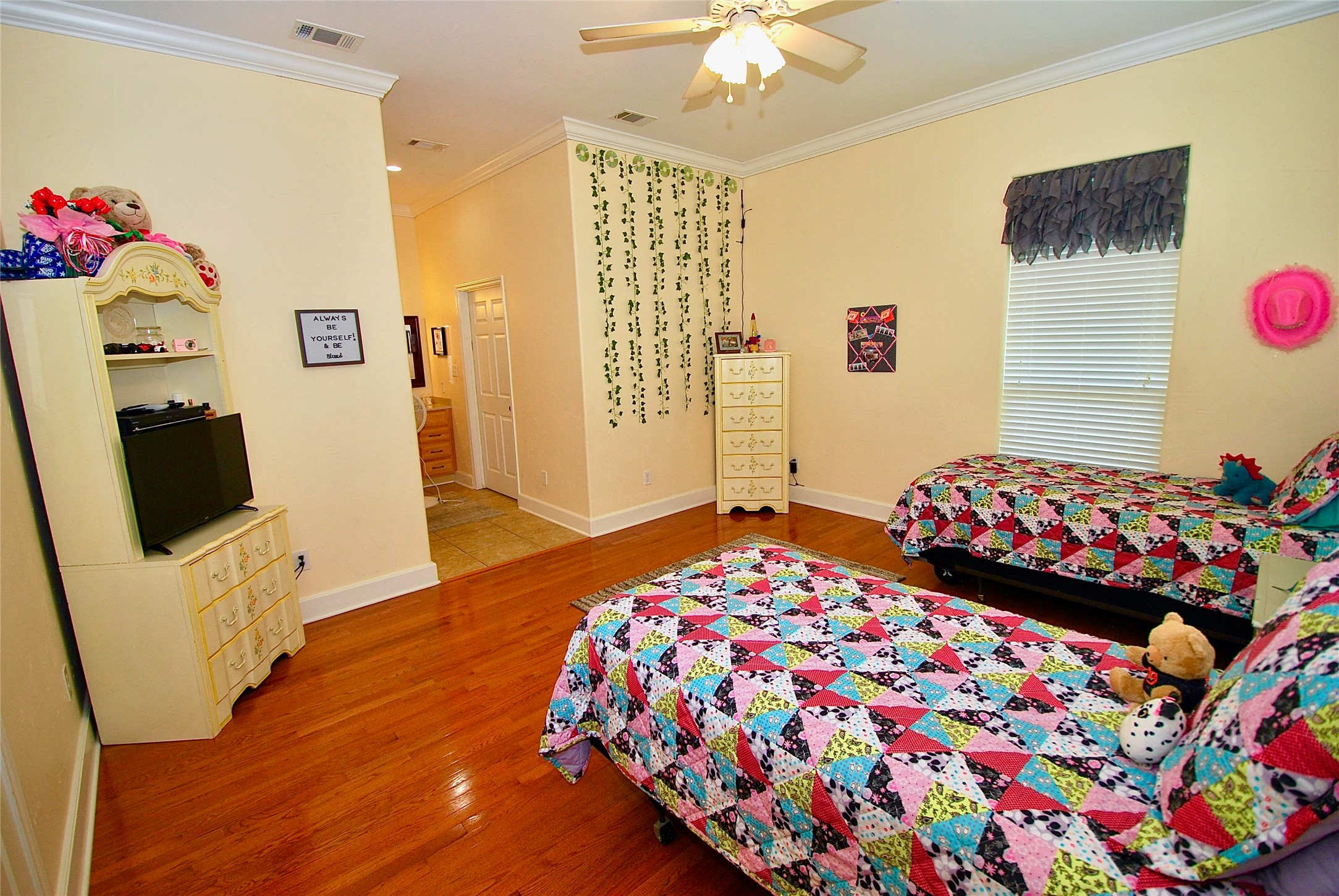 27368 Highway 19 Athens, TX 75752 - Photo 33 of 47 a bedroom that has a bed and a table in it
