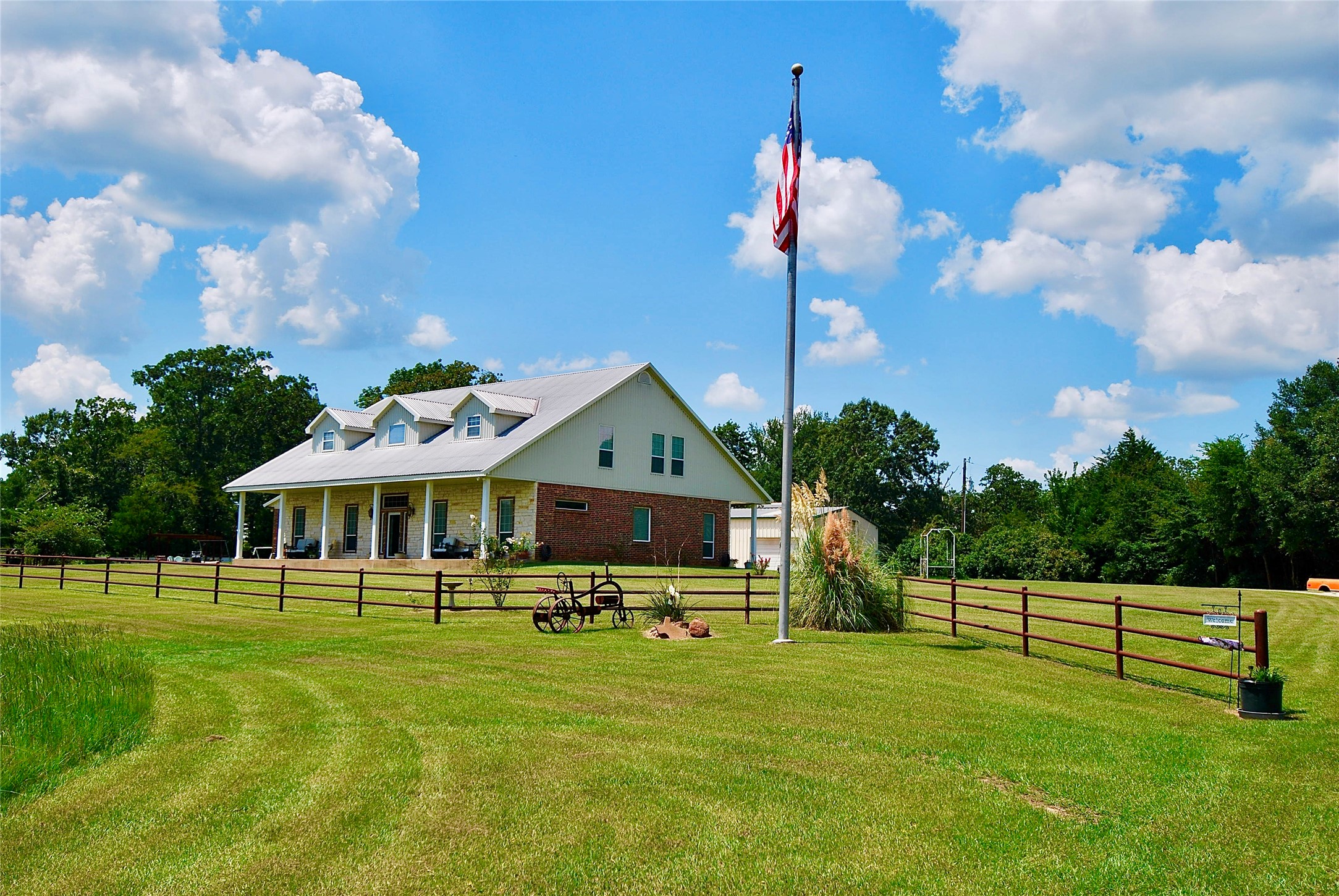 27368 Highway 19 Athens, TX 75752 - Photo 6 of 47 a front view of a house with a yard