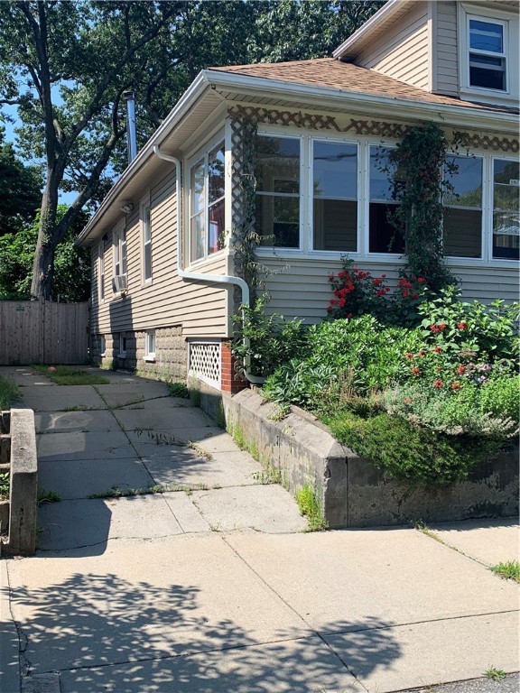 142 Rounds Avenue Providence, RI 02907 - Photo 3 of 31